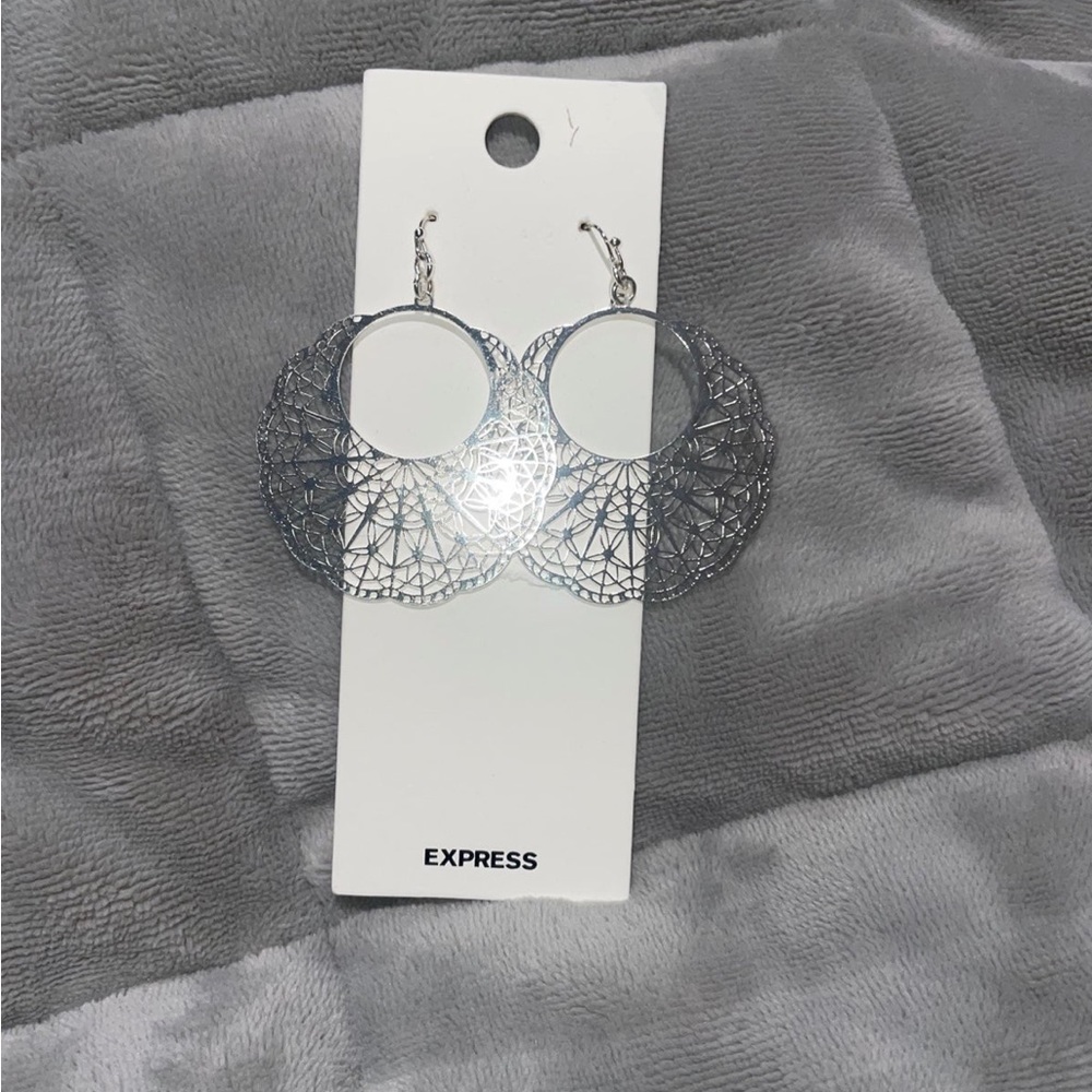 Express hanging earrings